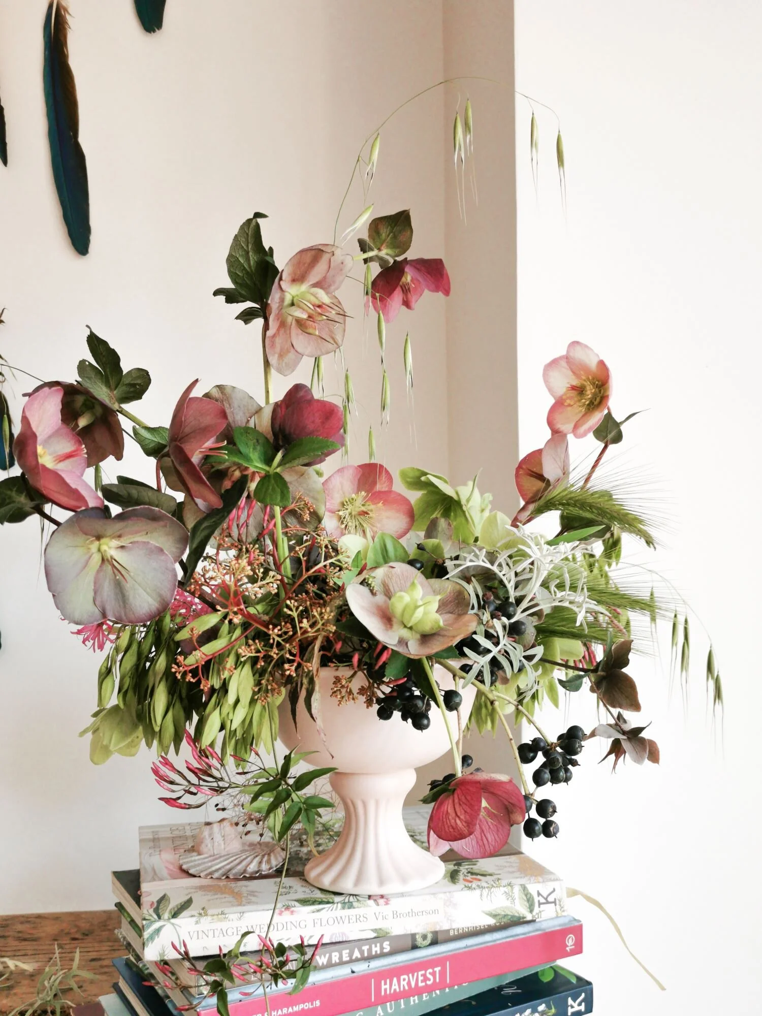 Centerpeice of hellebores flowers, pink and green. Centrotavola di ellebori, colore rosa