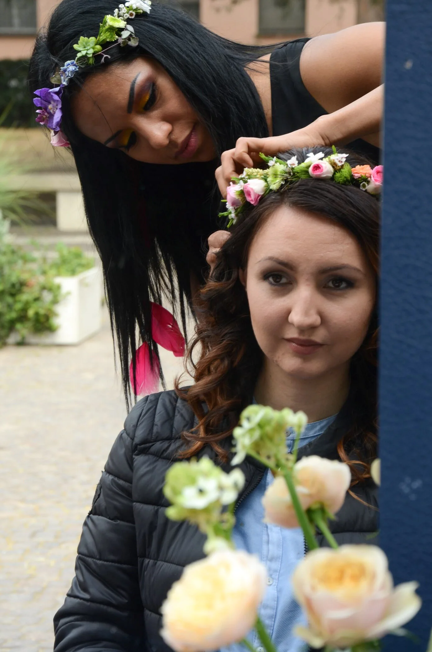 Dal nostro evento Capelli e Fiori. Coroncine di fiori arcobaleno. 