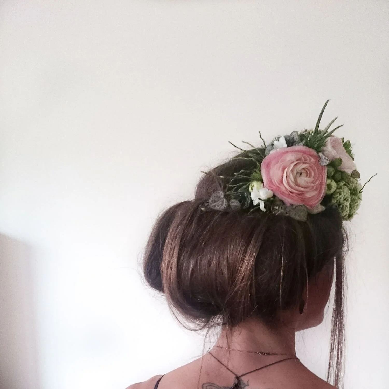 Fiori per i capelli. Ranuncoli rosa e altri fiori che si trovano a Roma in inverno. Perfetto per una sposa al matrimonio. Accessori floreali insoliti