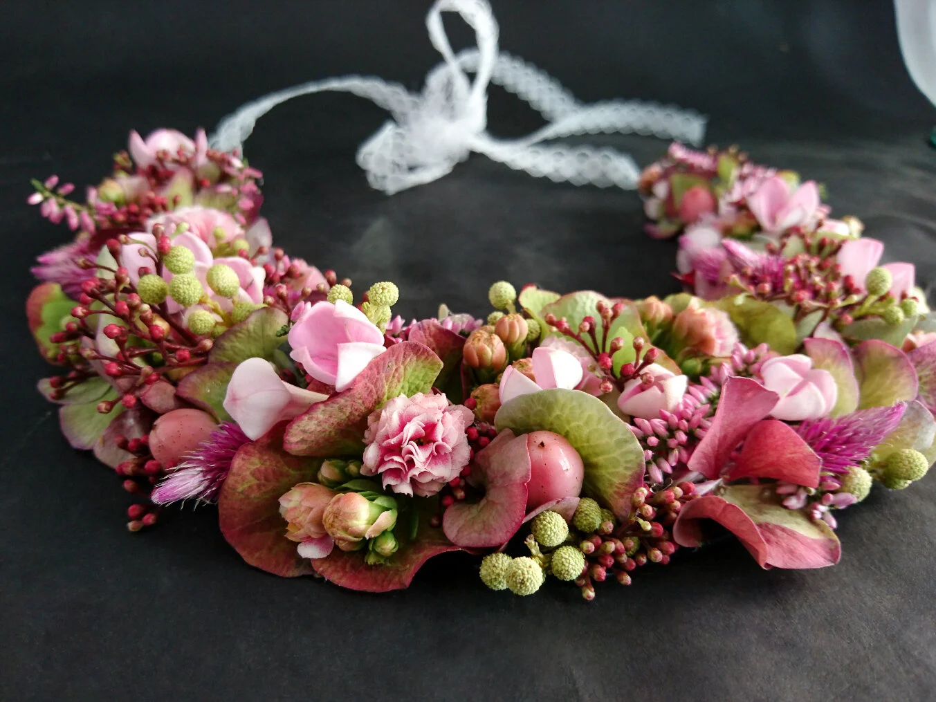 Collana di fiori rosa. Con ortensie rosa, fiori di kalanchoe, bacche rosa e altri fiorellini estivi. Perfetto per una sposa al matrimonio. Accessori floreali insoliti.