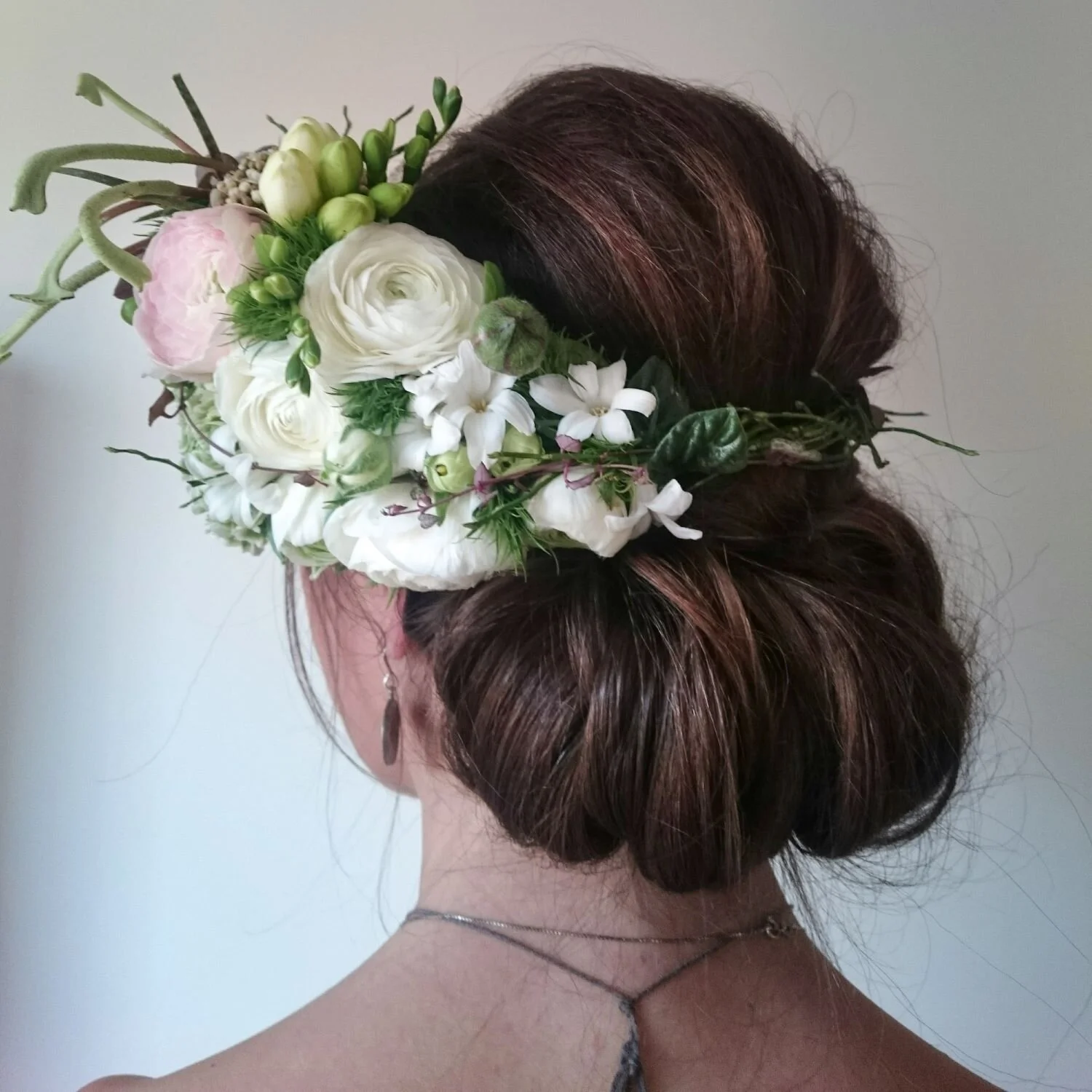 Fiori per capelli. Ranuncoli bianchi e altri fiori che si trovano a Roma in inverno. Perfetto per una sposa al matrimonio. Accessori floreali insoliti