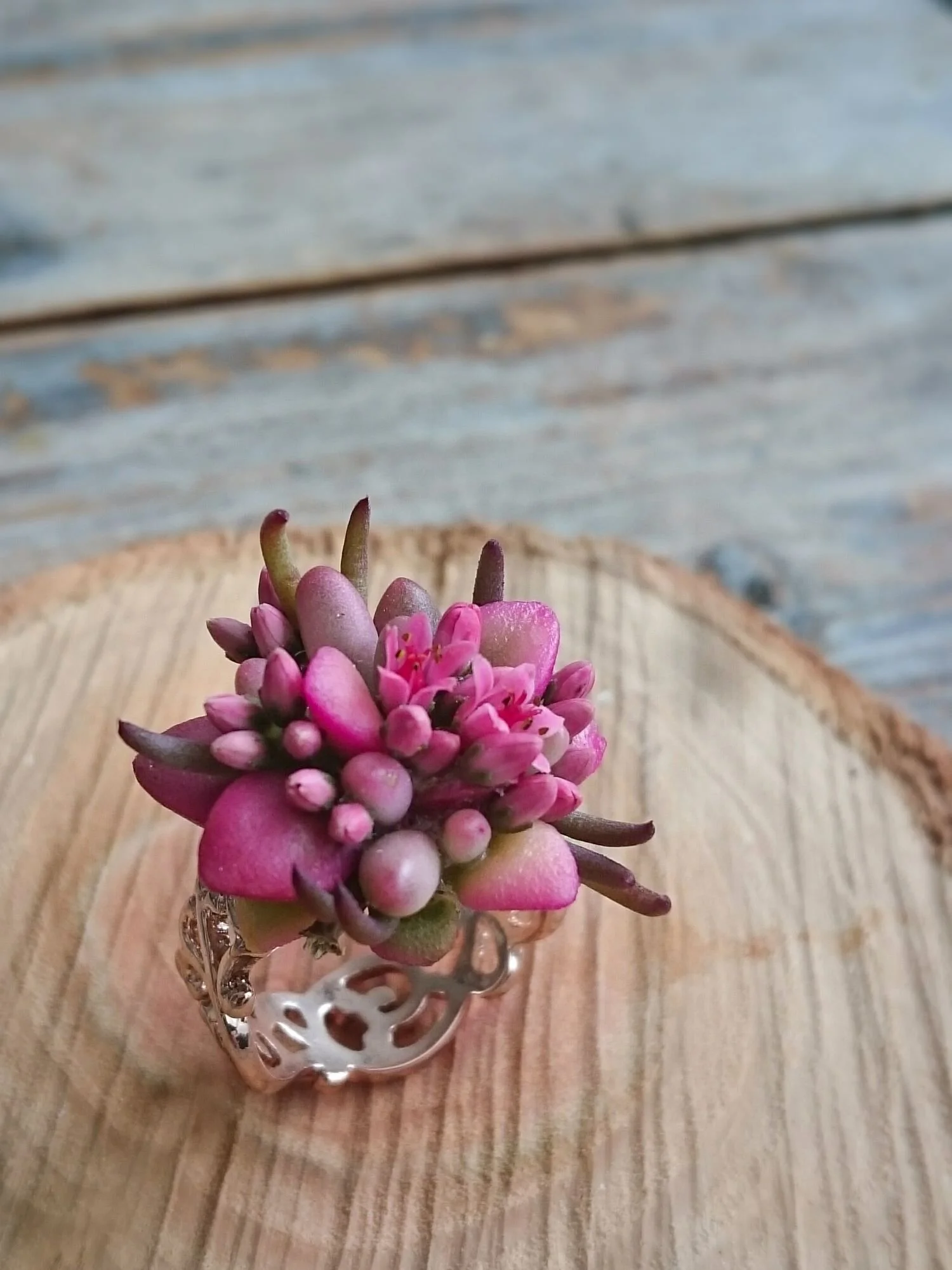 Anello di fiori e piante grasse rosa. Perfetto per una sposa al matrimonio. Accessori floreali insoliti