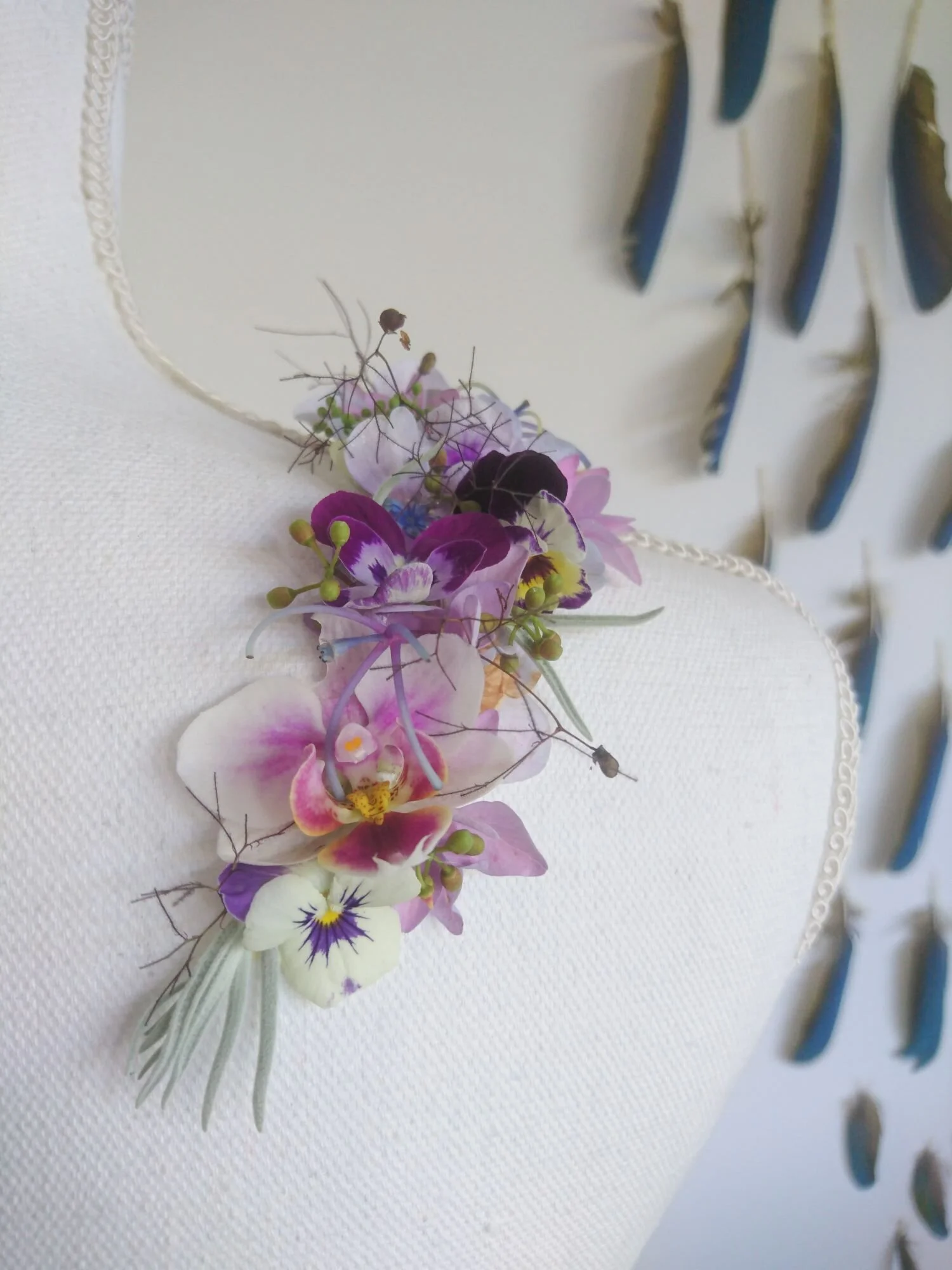 Tattuaggio di fiori fPerfetto per una sposa al matrimonio. Accessori floreali insolitiatto con fiori rosa e lilla estivi. 