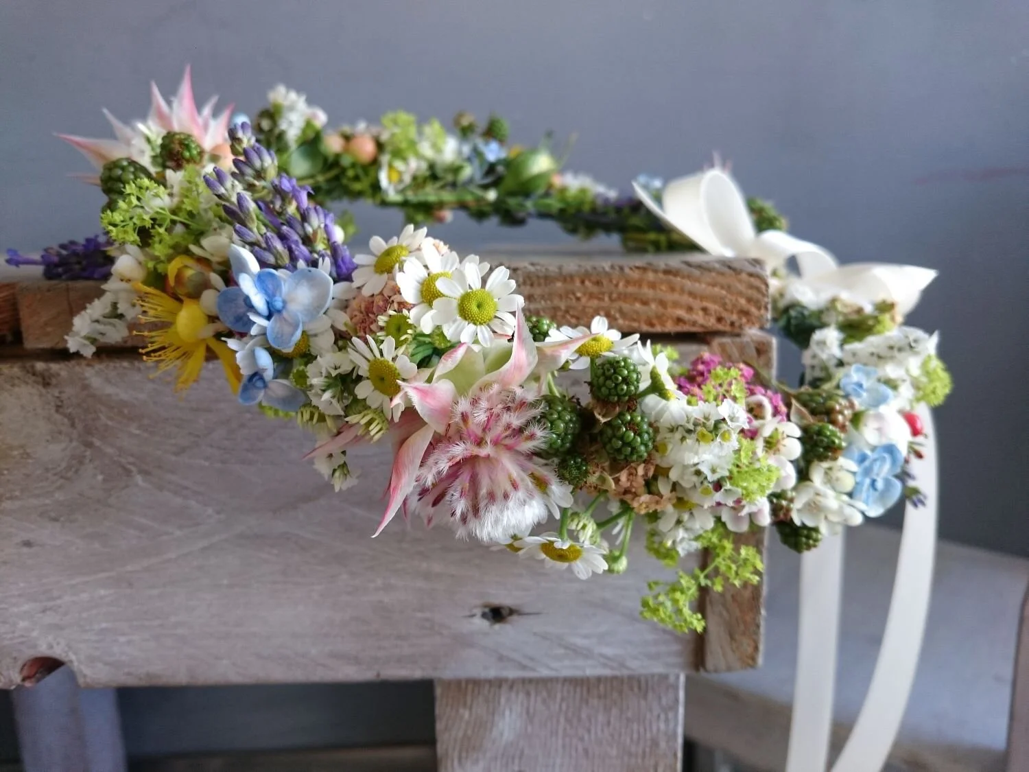 Coroncina di fiori di campo primaverili a Roma.