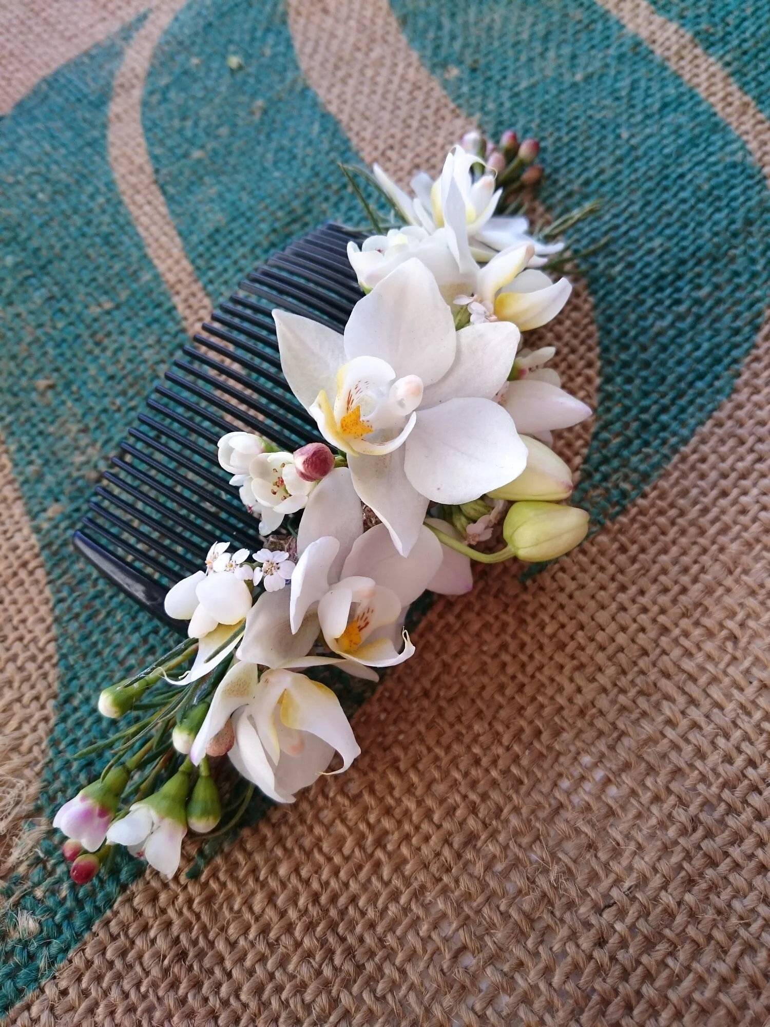 fermaglio di fiori da matrimonio con orchidee bianche perfetto  per una sposa estiva.