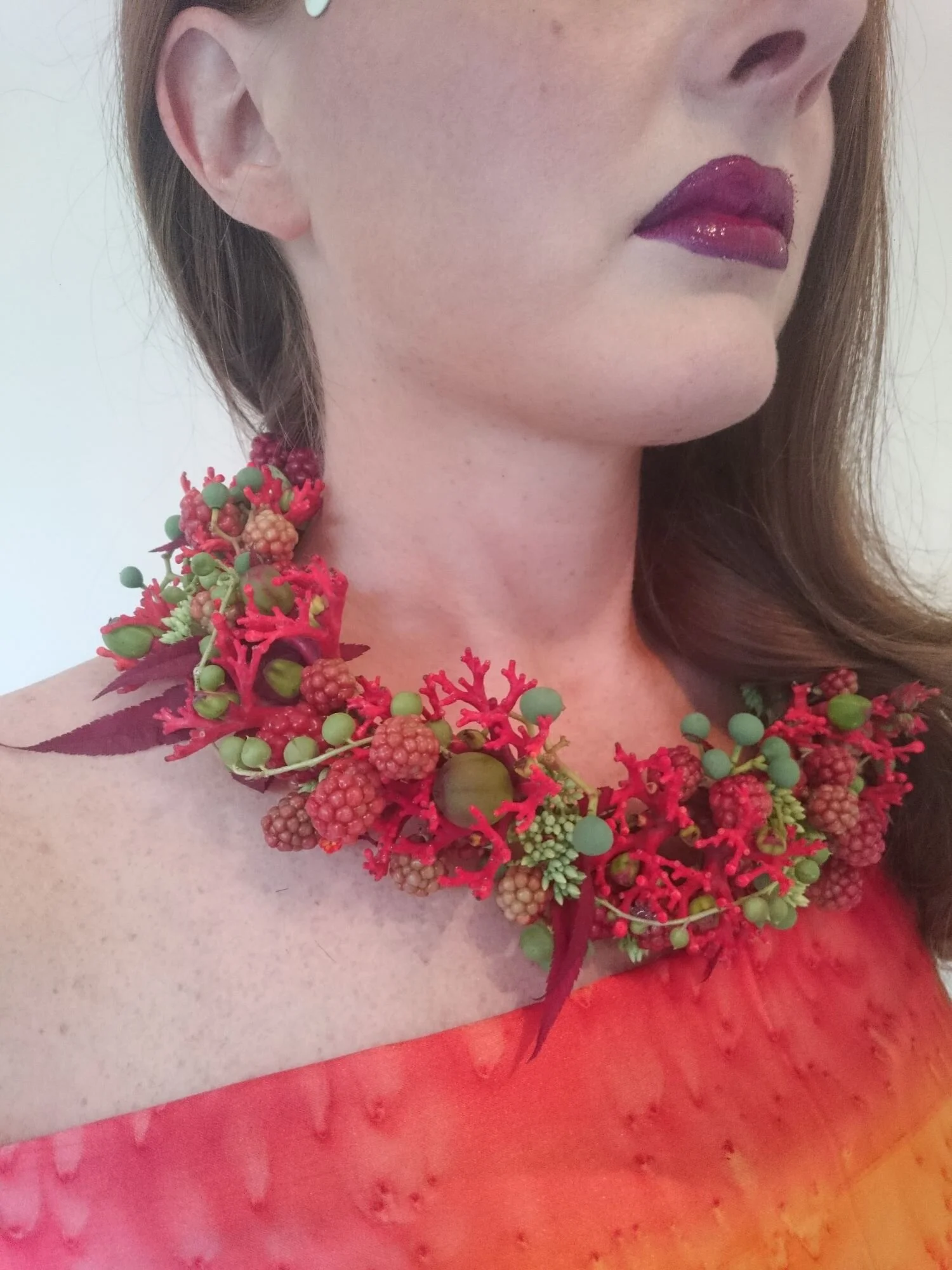 Collana di fiori freschi. Fatta con jatropha, lamponi, e bacche verdi. Perfetto per una sposa al matrimonio. Accessori floreali insoliti