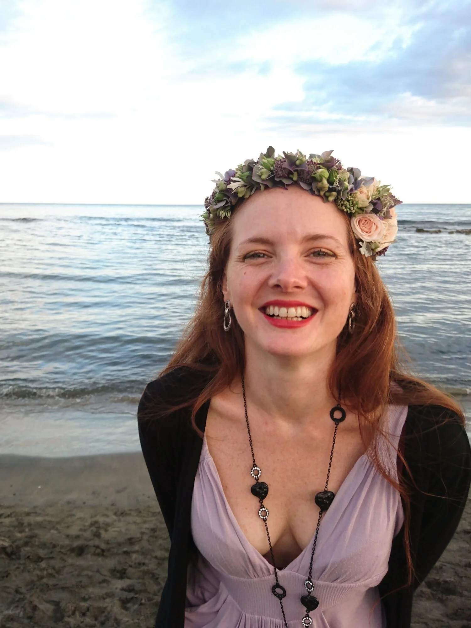 Flowercrown di fiori estivi. Perfetto per una sposa al matrimonio. Accessori floreali insoliti