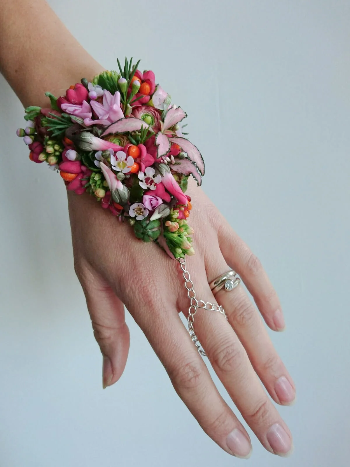 Bracciale di fiori freschi. Perfetto per una sposa al matrimonio. Accessori floreali insoliti