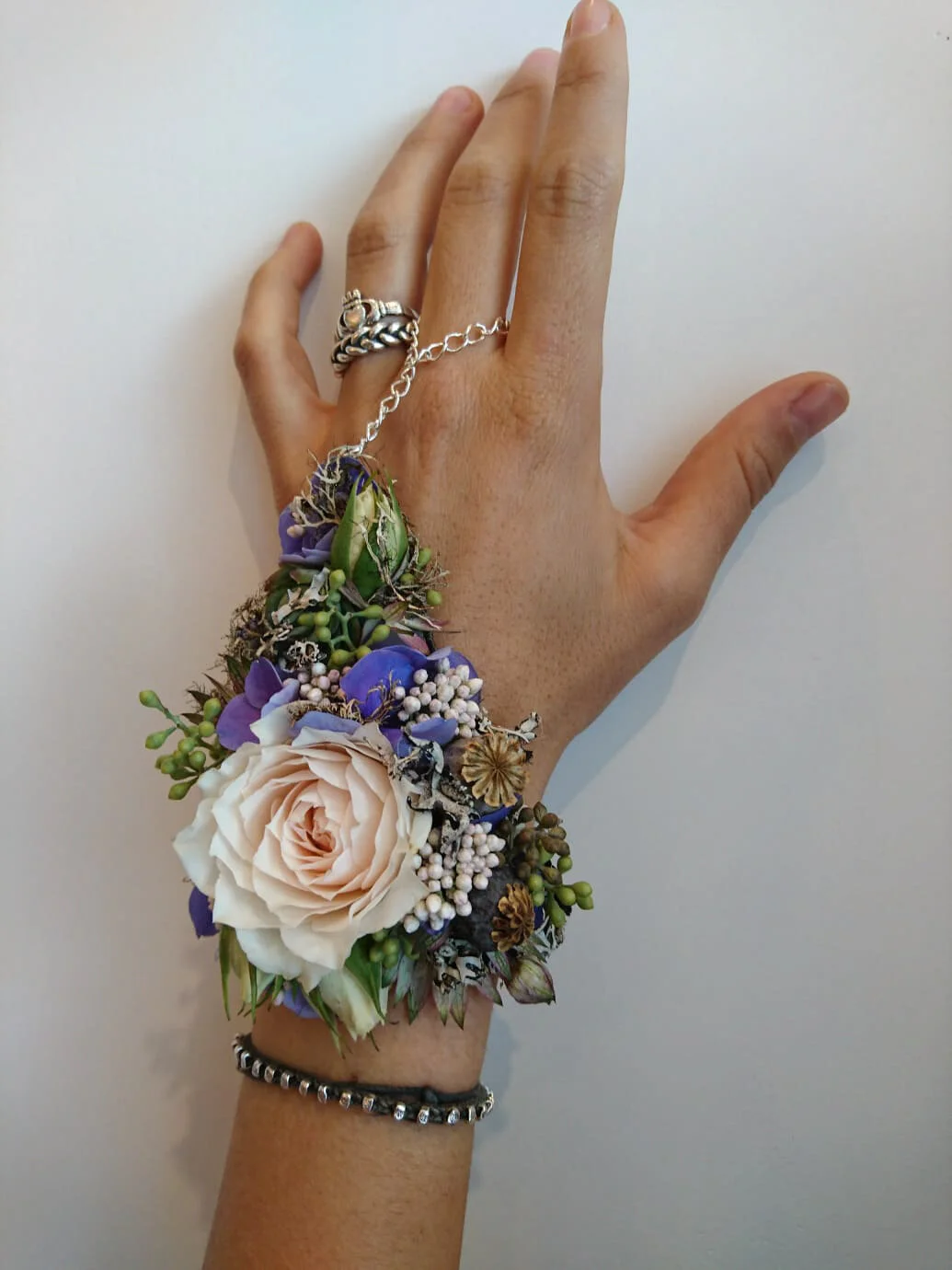 Bracciale di fiori freschi. Perfetto per una sposa al matrimonio. Accessori floreali insoliti