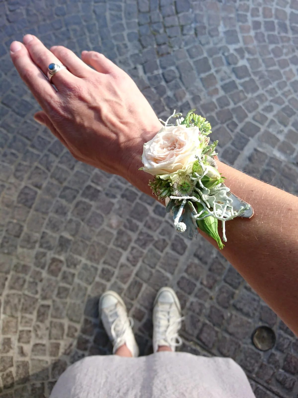 Braccialetto di fiori freschi. Perfetto per una sposa al matrimonio. Accessori floreali insoliti