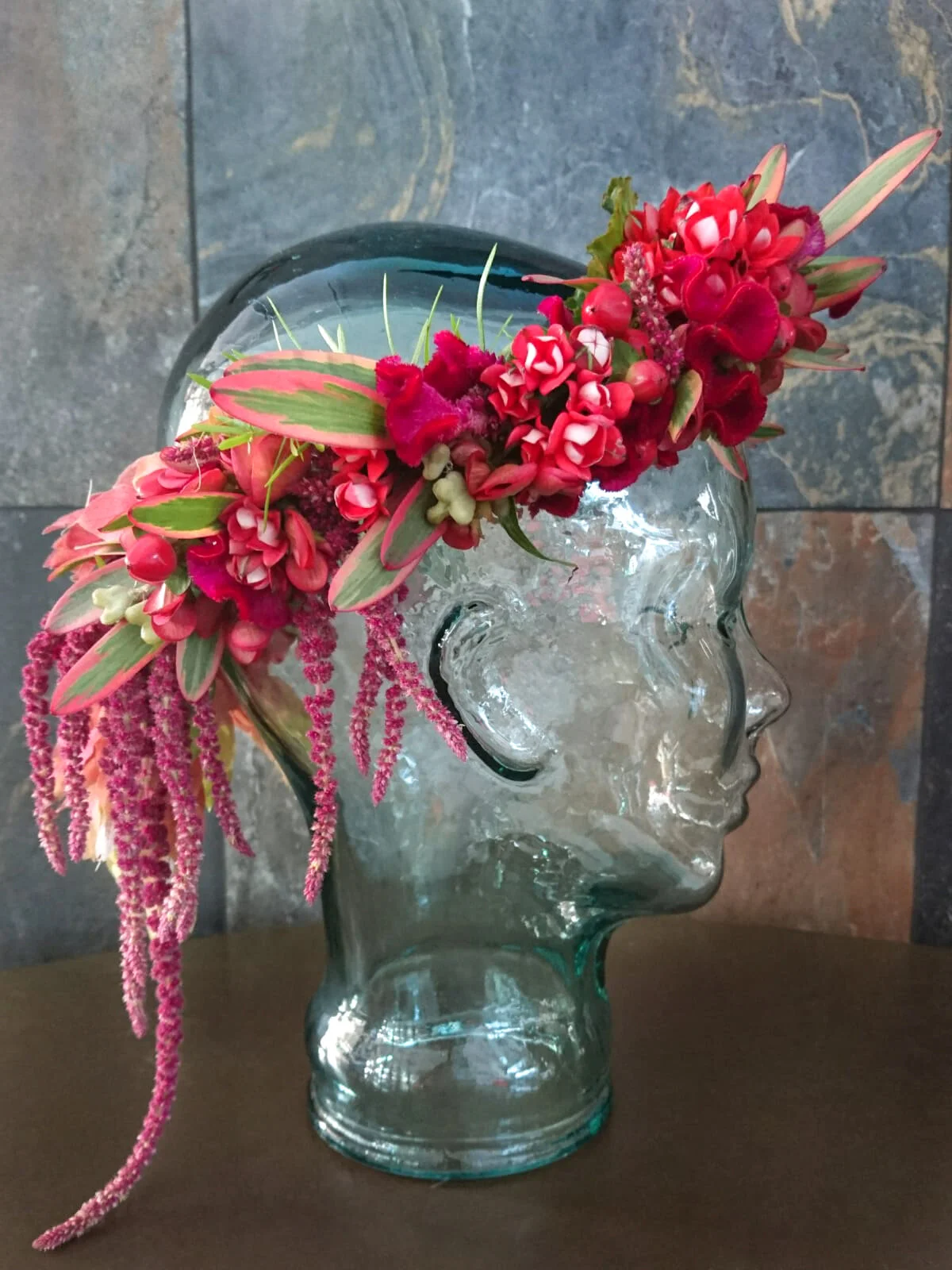 Coroncina di fiori rossi .