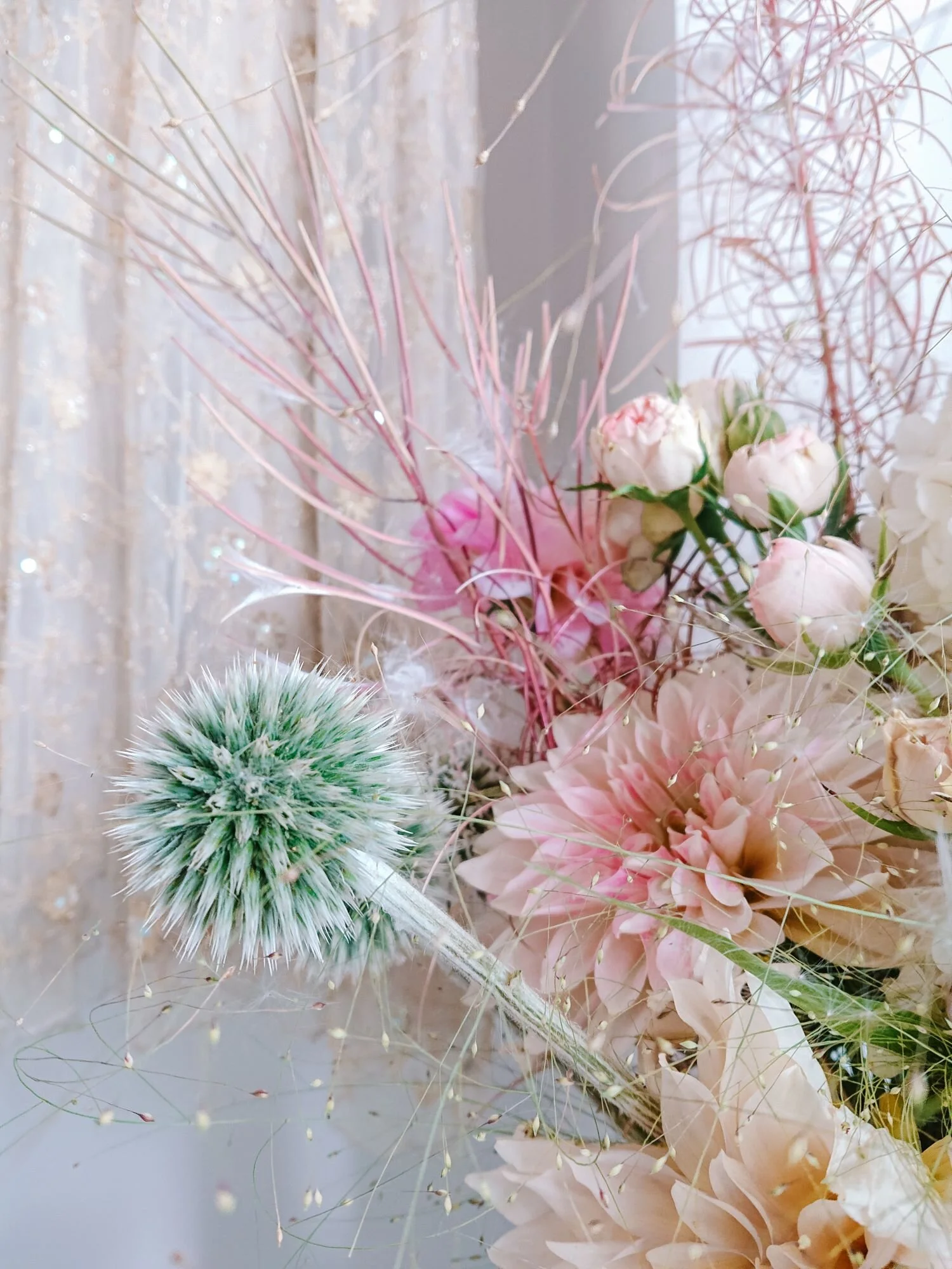 Pink august flowers. Summer bridal bouquet of dahlias, spray roses, foraged textures.  Fiori di estate rosa. Bouquet da sposa in agosto.