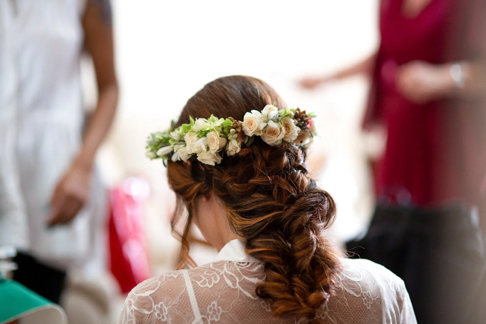 Coroncina da sposa, con acconciatura treccia. 