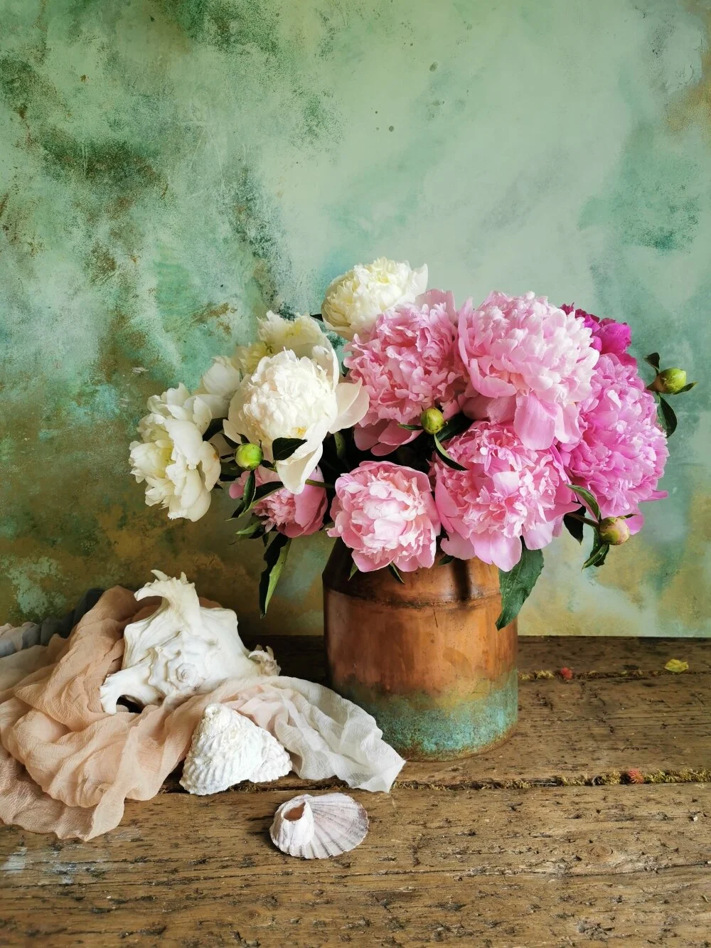 Pink and cream Peonies in a copper vase with shells. The peony is one of my favourite flowers! Seasonal spring flowers. Floral design for weddings in Rome. Florigin Studio, floral design in Rome. 