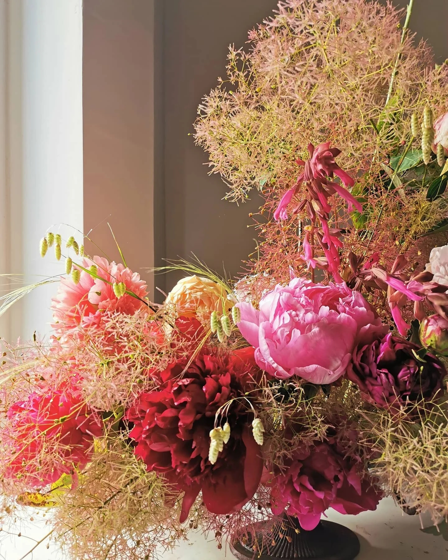 Anyone who knows me knows that my obsession with #smokebush is real 😅 and has been for a reeeeally long time. Basically every year I'm just hanging around waiting for it to be in season. This year I went a bit nuts and left it out to dry on the balc