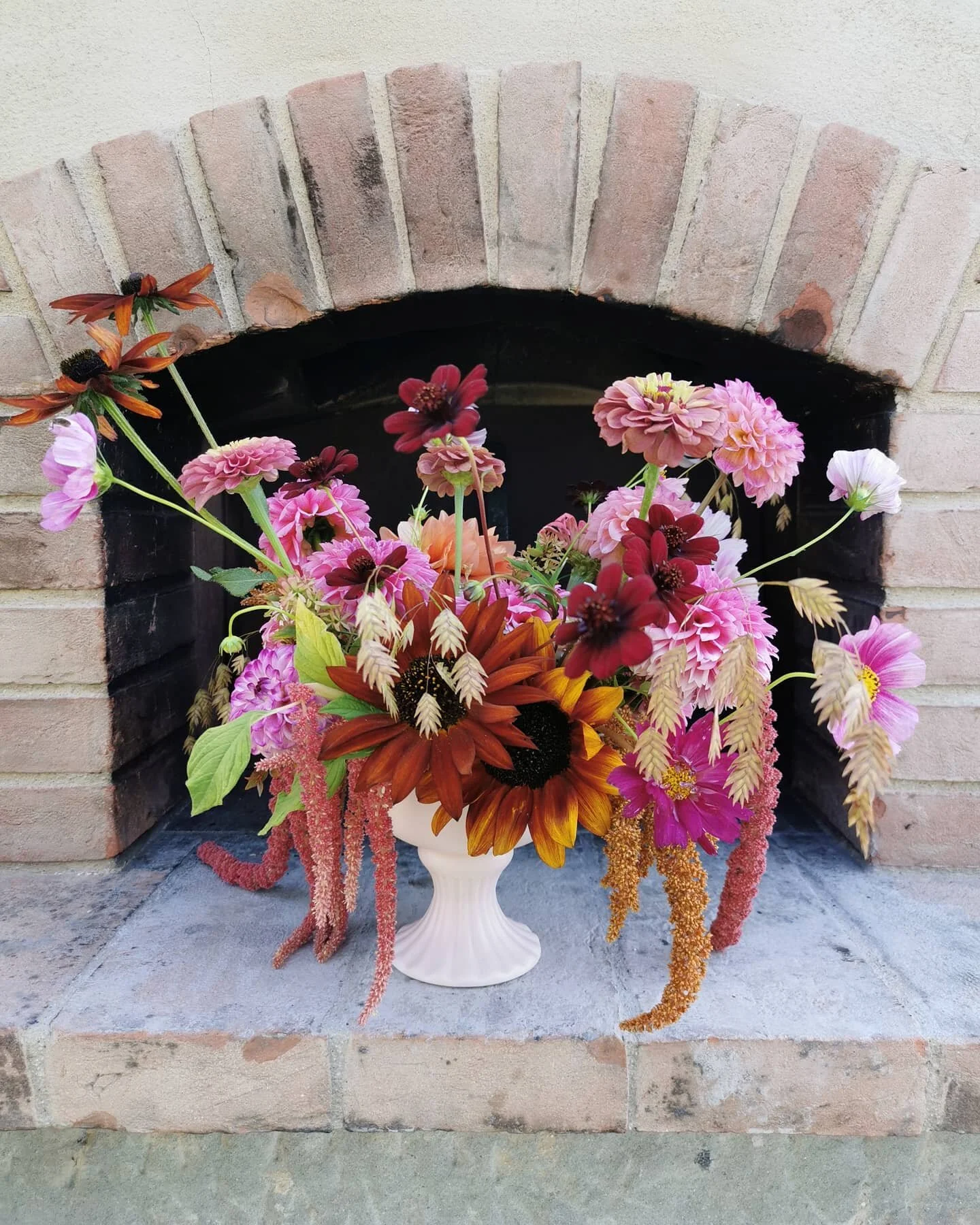 Tuscany, flowers, september sun and one of my favourite vases. We are on a 4 day holiday, and on Tuesday visited @puscinaflowers, a beautiful sustainable flower farm near Pienza, where we had lots of questions about growing! This year has been strang