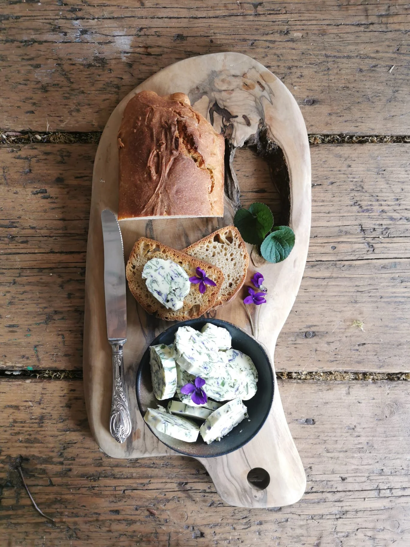 Burro di violette selvatiche e aromatiche.