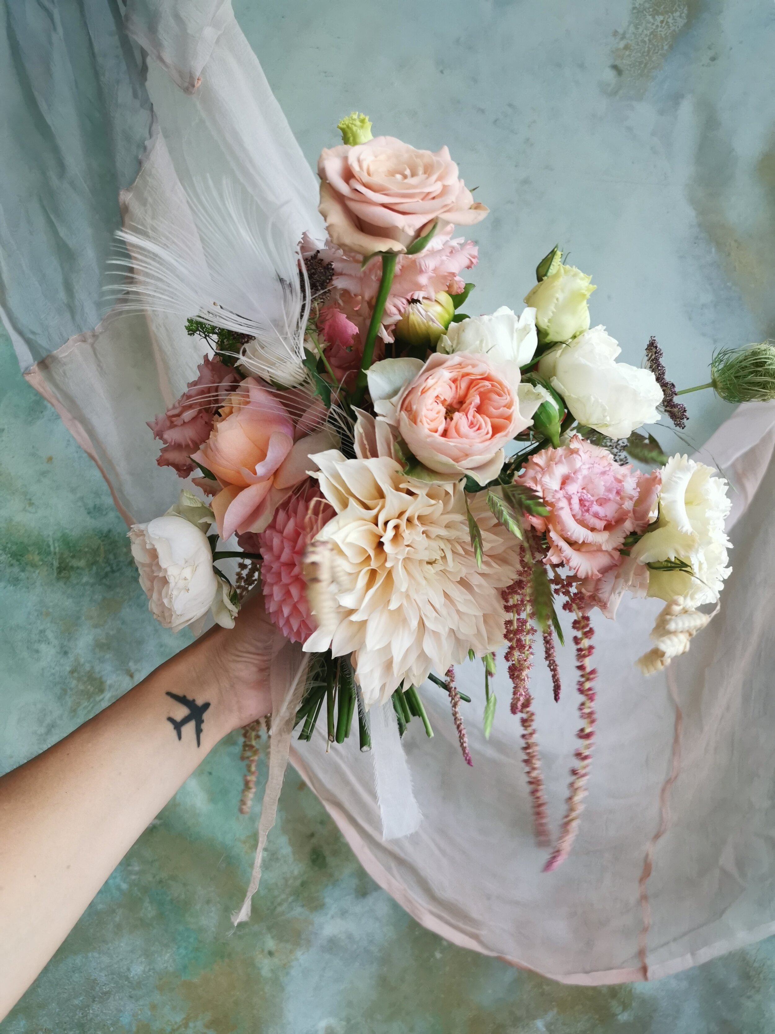 Bouquet da Sposa estate. Summer Bridal Bouquet. July Flowers. Fiori di Luglio. Dahlie, amarantus, rose garden, lisianthus. Wedding Flowers in Rome. Fiori di matrimonio a Roma. Italian Wedding. Matrimonio in Italia.