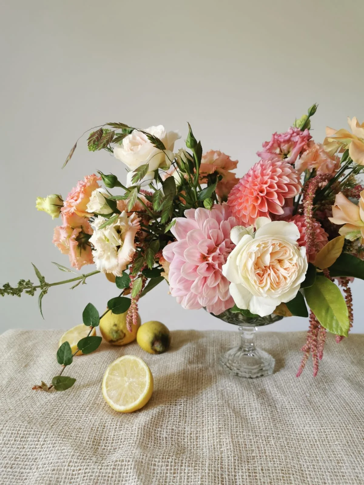 July Summer Flower Centerpiece in Rome.
Dahlia, rose, lisianthus. Un Centrotavola estive, fiori di luglio. Fiori di estate a Roma. Per un matrimonio. Wedding Flowers. 