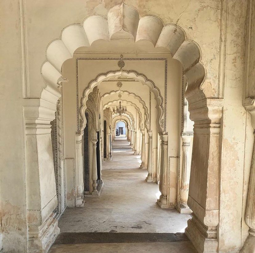 Paigah Tombs in Hyderabad 🕊 🕊 🕊 

📸 by my favourite @lisafinetextiles 

#archedbeauty #paigahtombs #archesofindia #indianarchitecture #limeandmortar