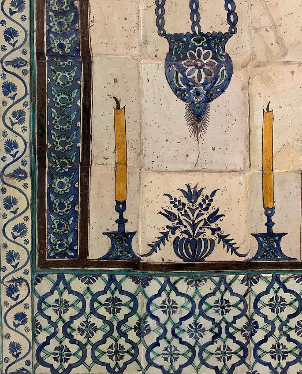 Mamluk tiles at the Cairo Museum 🔹🔹🔹 

📸 by the lovely @malaikalinens 

Malaika was founded in 2004 by Margarita Andrade and Goya Gallagher who, after growing up in their native Ecuador, found themselves living and settling in Egypt. 

With a bac