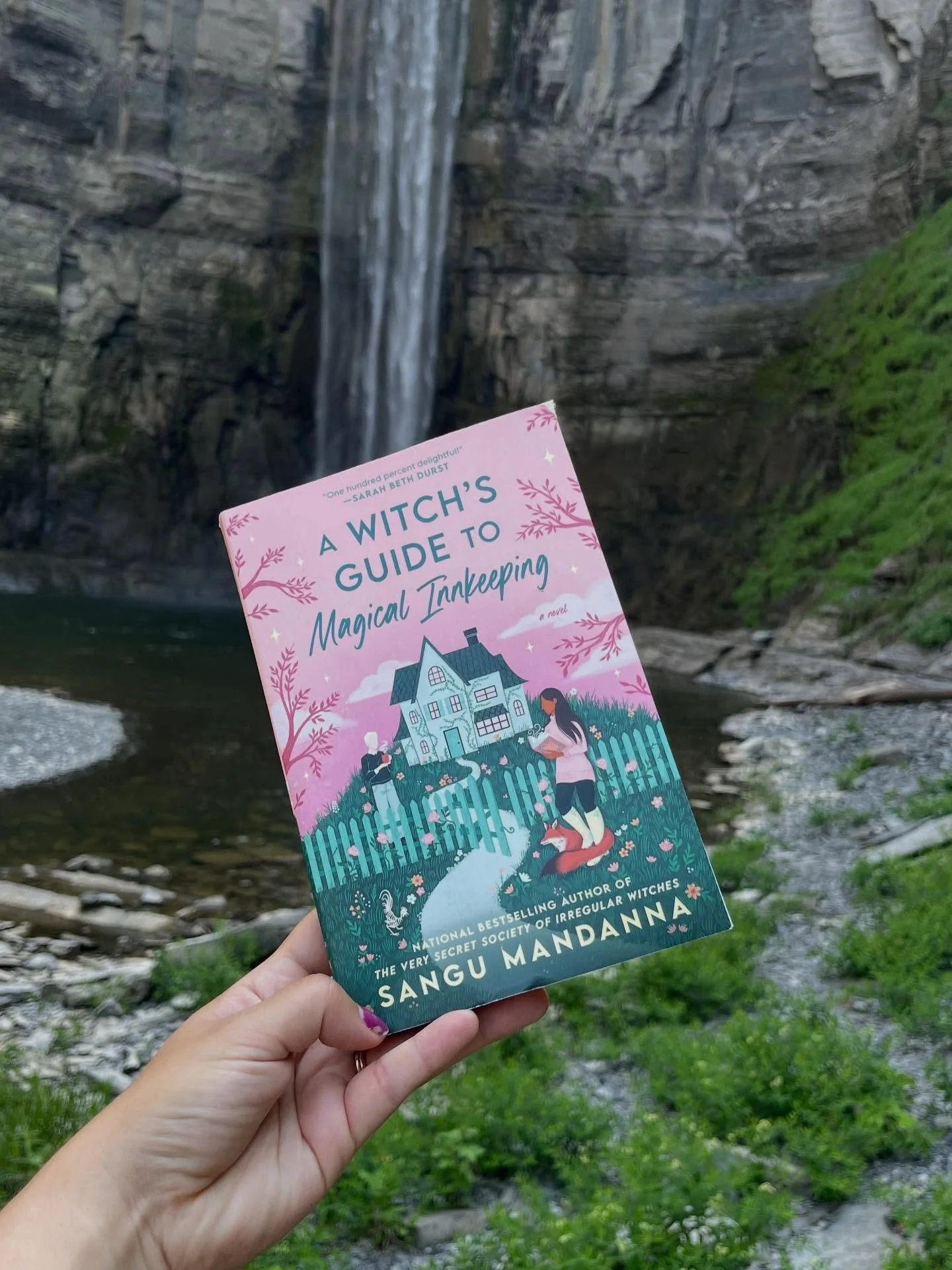 Quick visual recap of a quick fall break in London, one of my favorite cities &amp; a bookish paradise 🍂

My first (of three-ish, including the DOW realtime read) travel read was &ldquo;A Witch&rsquo;s Guide to Magical Innkeeping,&rdquo; a cozy mug 