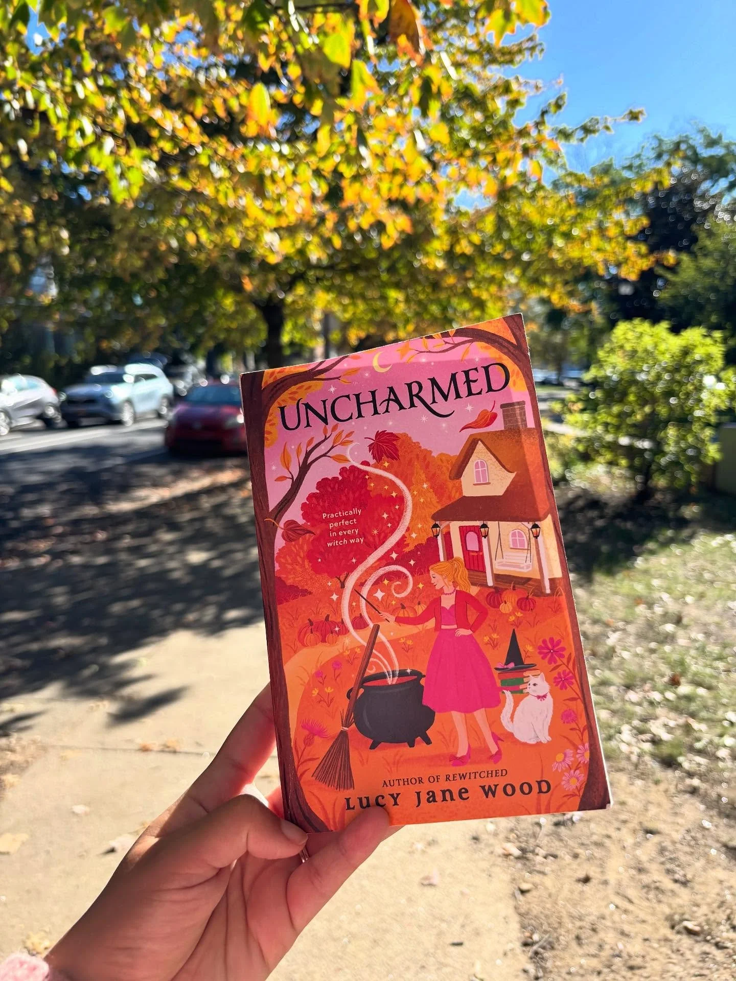 Lucy Jane Wood has joined the ranks of my favorite witchy writers with this book 🔮I liked &ldquo;Rewitched,&rdquo; the first book in this universe of English magic, a lot already but &ldquo;Uncharmed&rdquo; reaches a new level of emotional strength 