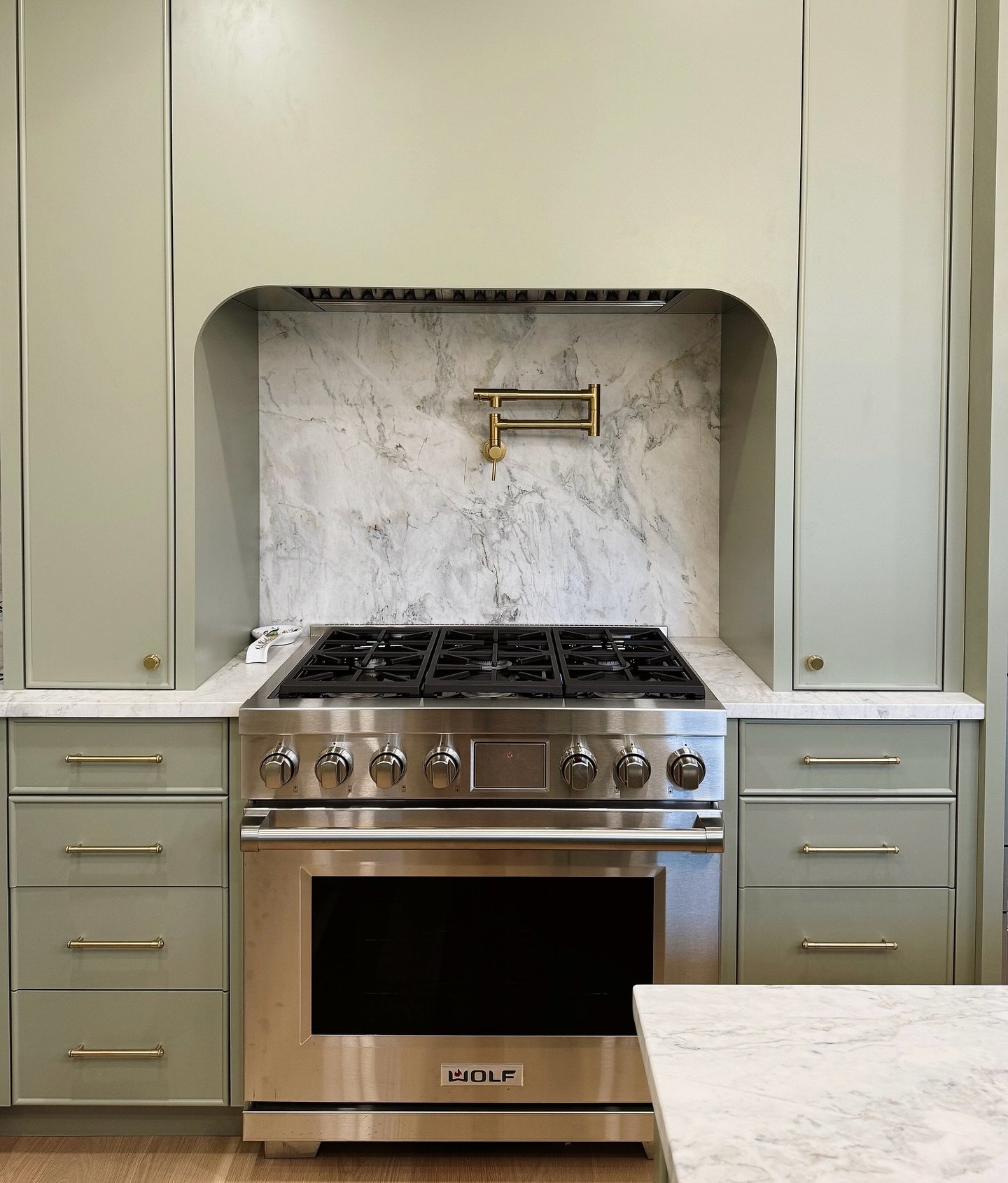 If kitchens could speak, this one from our Glencoe Project would be saying a lot.
.
.
.
.
.

#interiordesigninspo #interiordesign #interiors #interiordesigner #interiordesigninspiration #interiordecorating #decor #chicagointeriordesigner #chicagointe