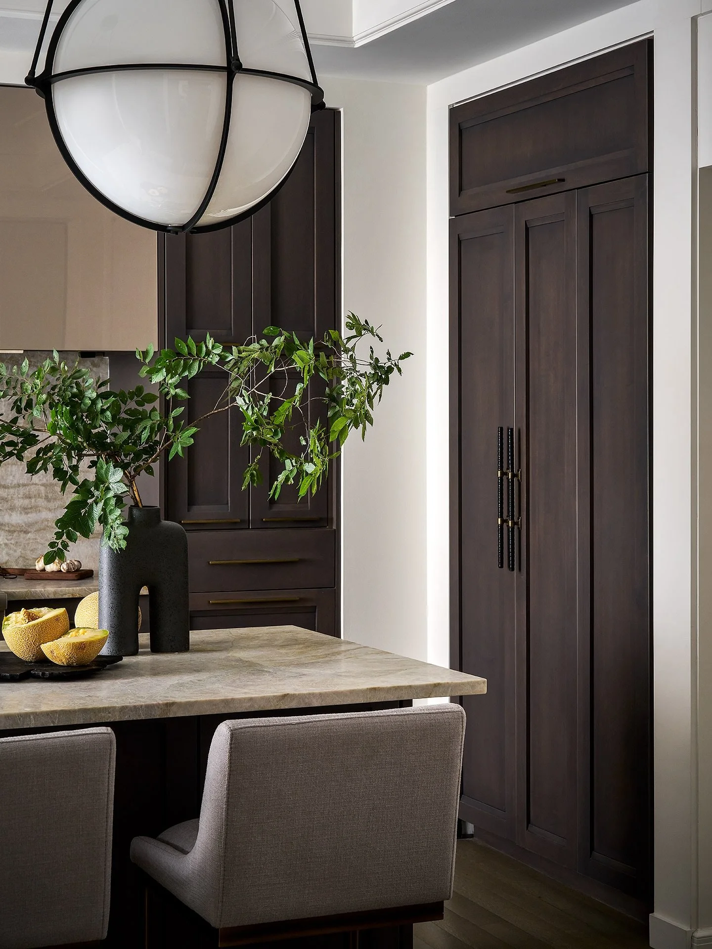 A kitchen facelift is proof that you don&rsquo;t need a full remodel to fall in love with your space again. Just the right updates in the right places.

Photography by @rymcdon
Styling by @kimberlyswedelius