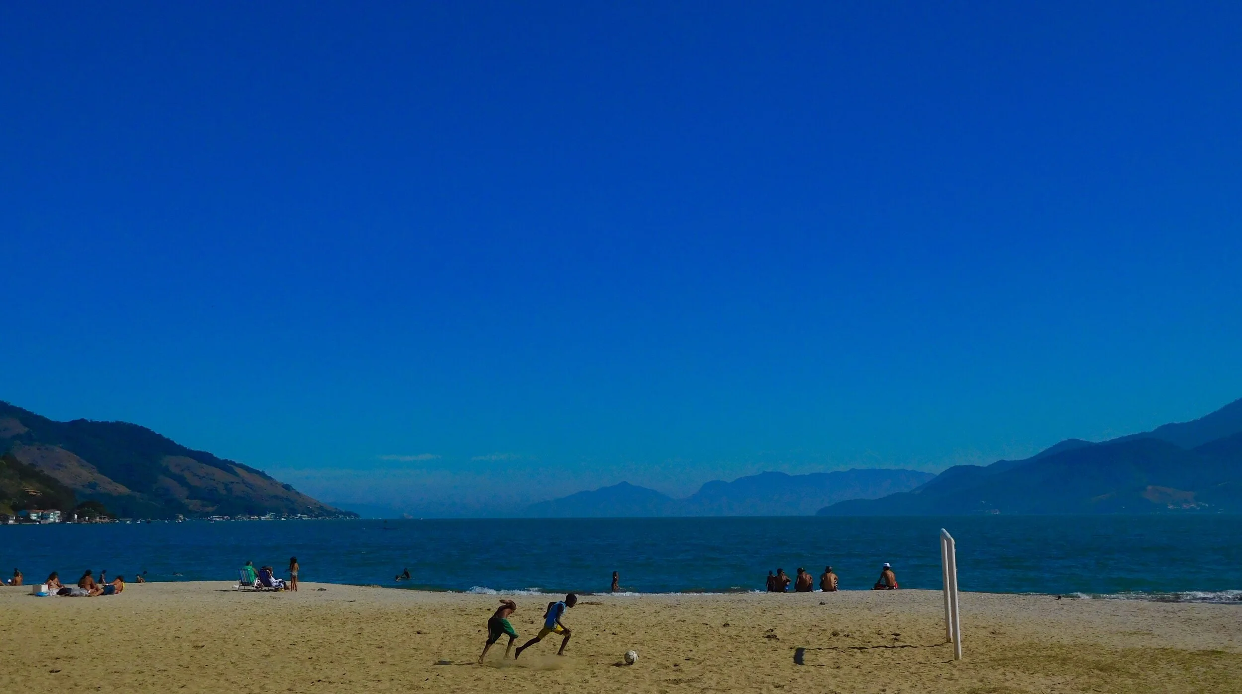 futebol-na-praia-conceio-de-jacarei-brasil_49478696252_o.jpg