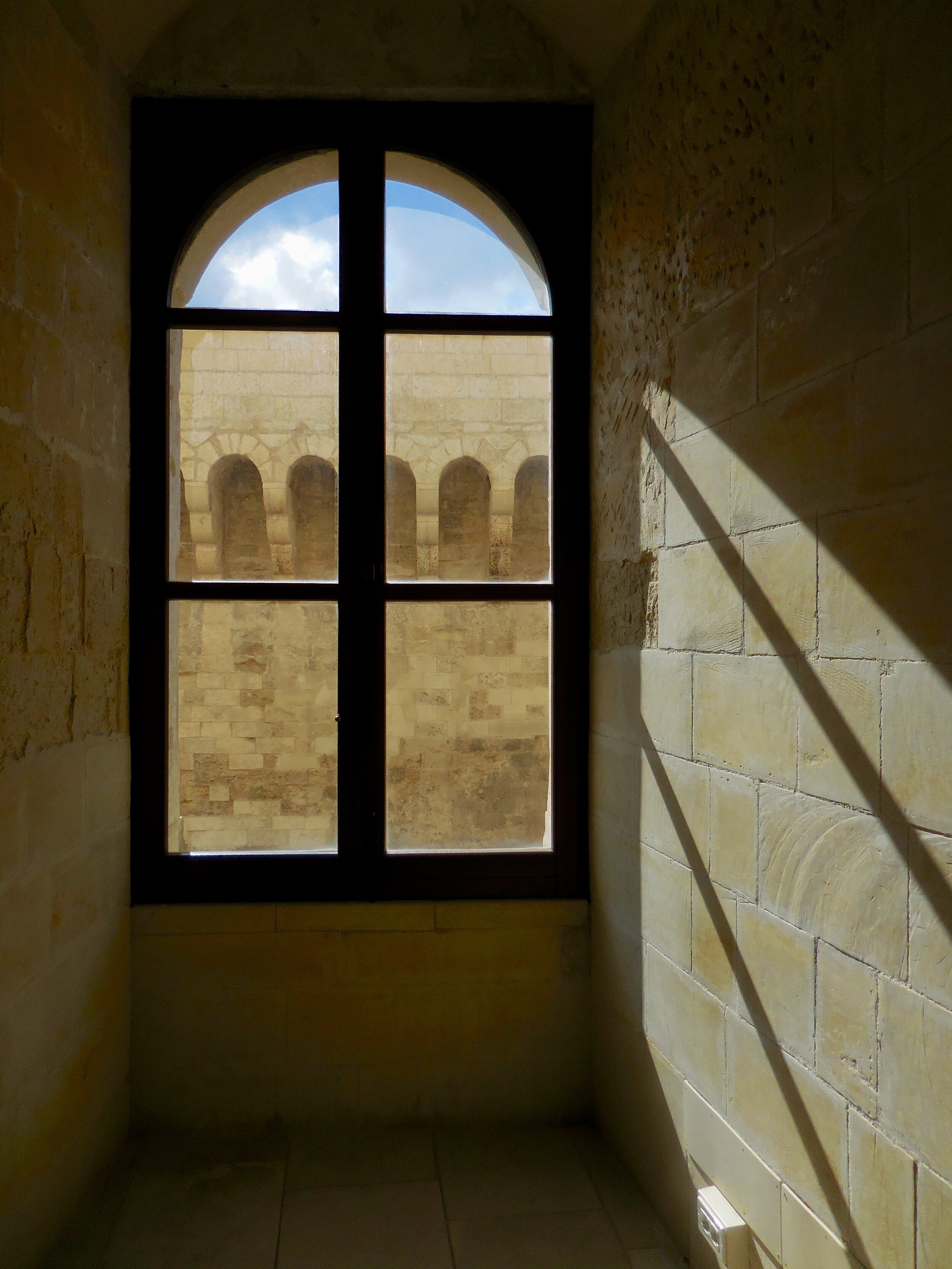 Window in Lecce Palace of Charles.V of Spain.jpg