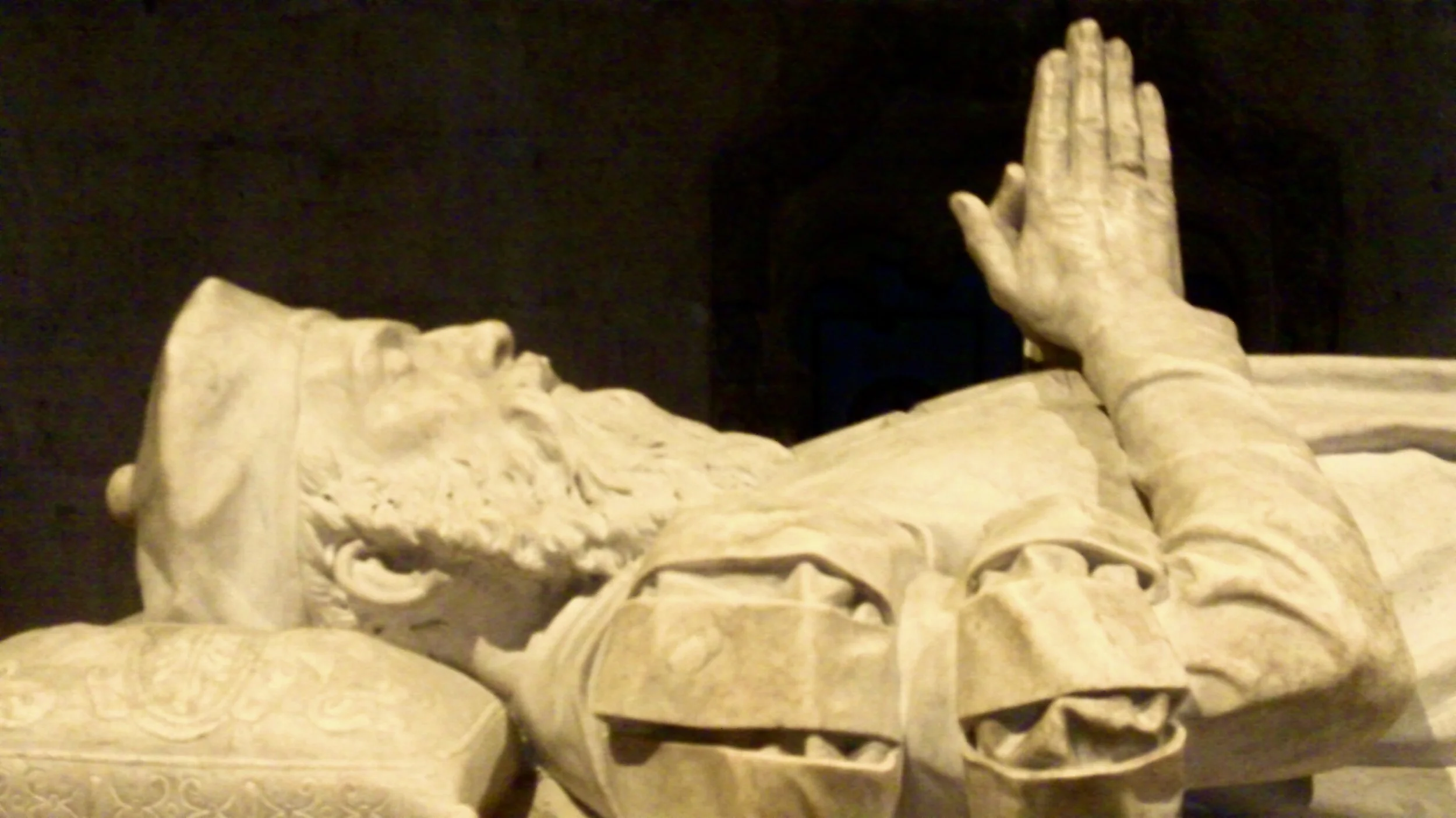 Tomb at Jeronimos.jpeg