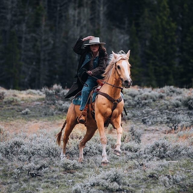 She needs wide open spaces... @cowgirl.cait in Wyoming #MT1864 #ofthewest 📷 @ryanobull