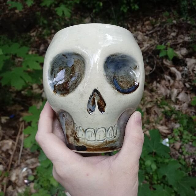 Just a few of each glaze combo skull mugs left in stock... I think the floating blue is my favorite. 💀💀💀
I'm officially done throwing and on maternity leave, so grab em while you can! 👉Etsy link in bio👈

#gaeanallusions #pottery #skulls #handmad