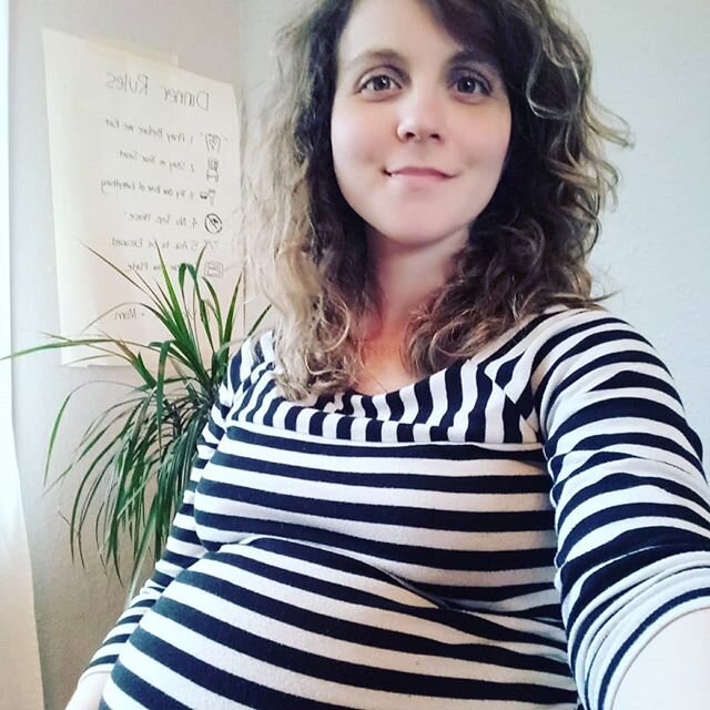 It's been awile since I shared a photo of me... So here I am, all full of baby! I will be 38 weeks along on Wednesday... Any day now Charlotte will make her appearance... Can't wait to start my mothering journey (and be able to bend over again 😅) Th