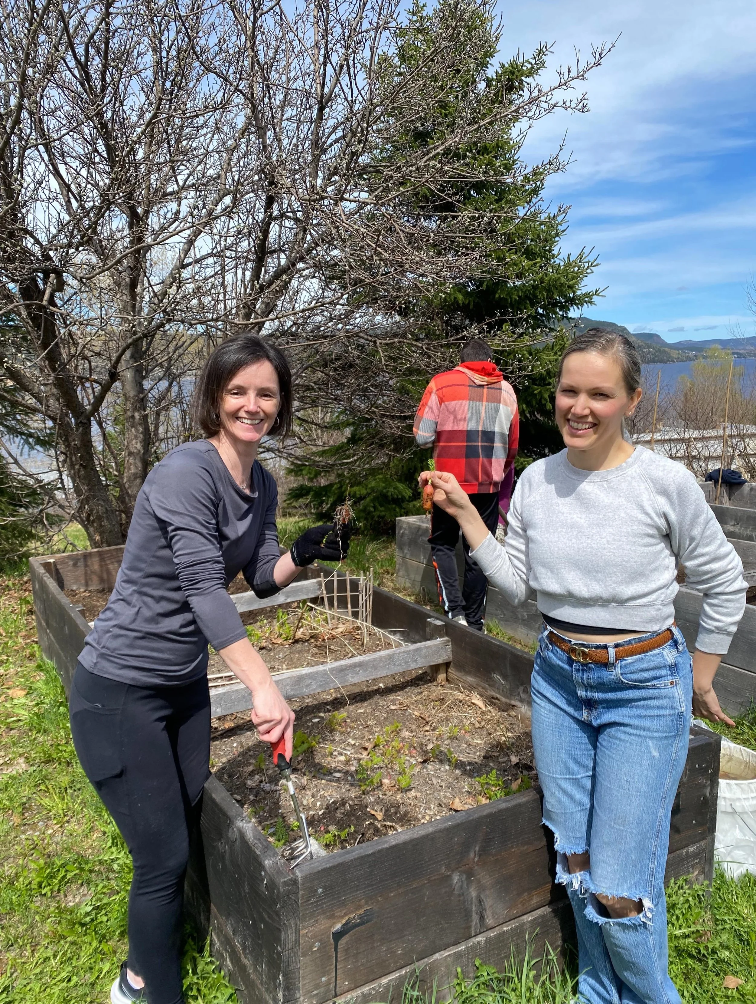 We had a great weekend spending time at a couple of our community gardens! 

The gardeners were all in full gardening mode and we got plenty of work done at the Heights and Barry Place Gardens in beautiful weather. 

Our gardener Lee was also on hand