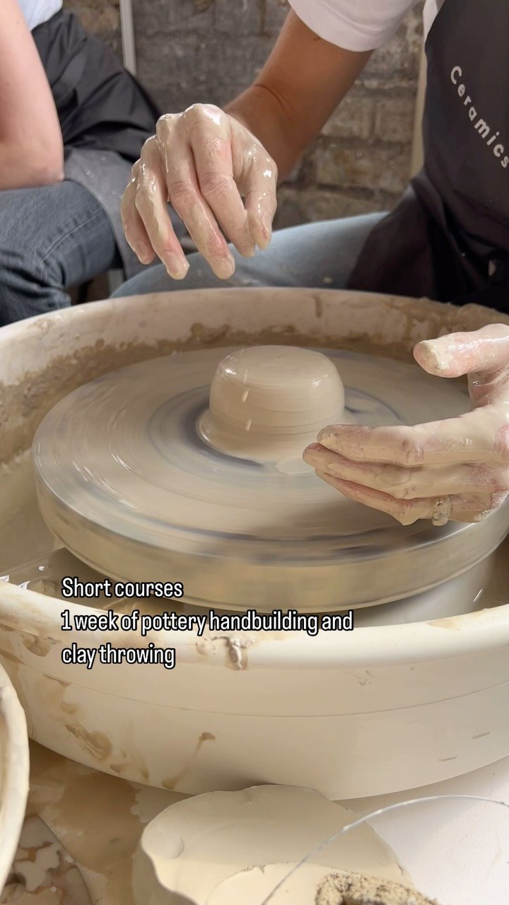 Not much time?
We have short courses that cover just 1 week.
Come daily for 3h Monday to Friday and learn how to handbuilding and clay throw at the wheel.
The 1 week course starts every Monday and your work is finished by Friday. All materials,