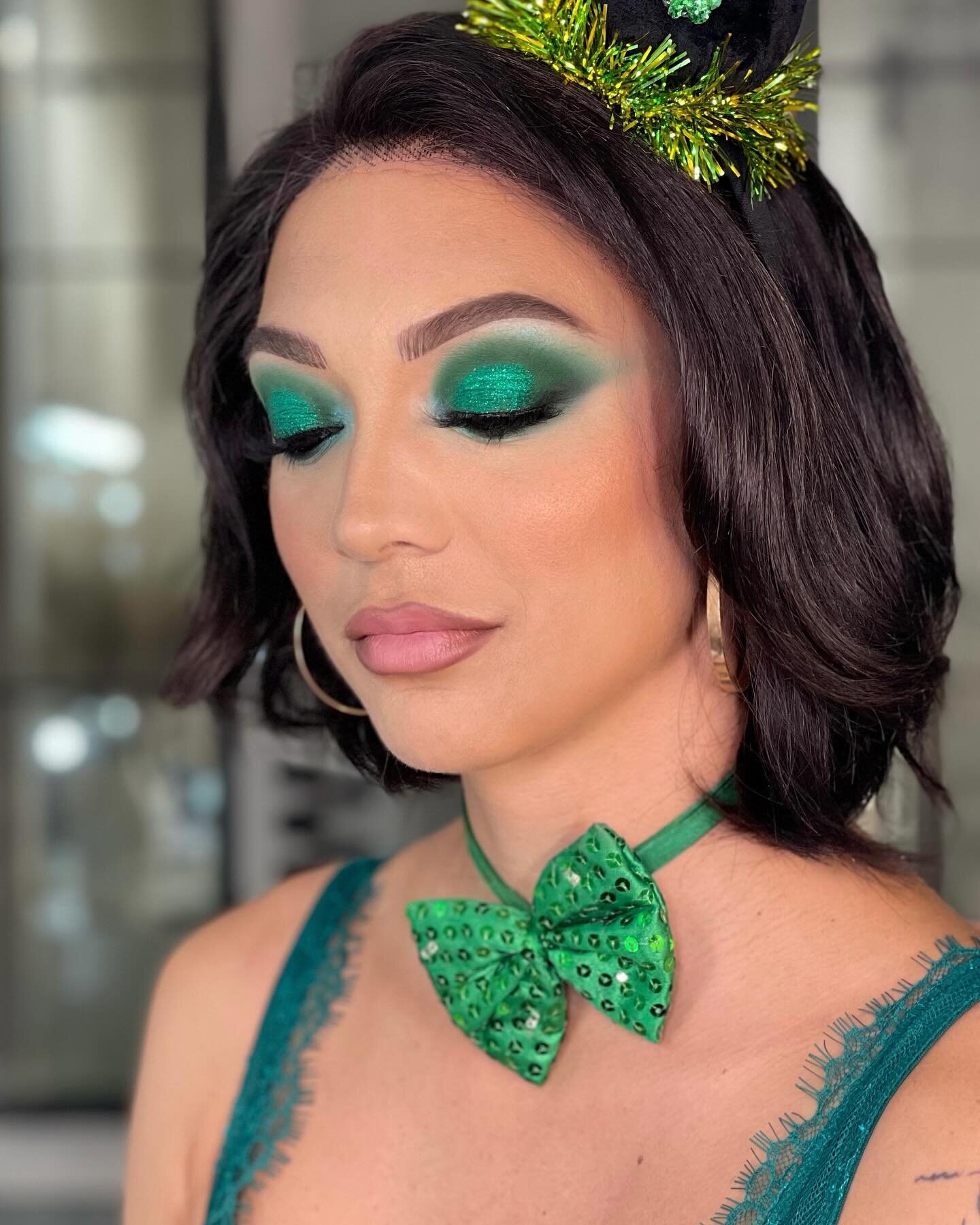 St. Patrick makeup by @wondrouslookmakeup I loved to do these glam artistic makeups with a green powerful color 💚
#miamimakeupartist #makeup #maquillajeprofesional