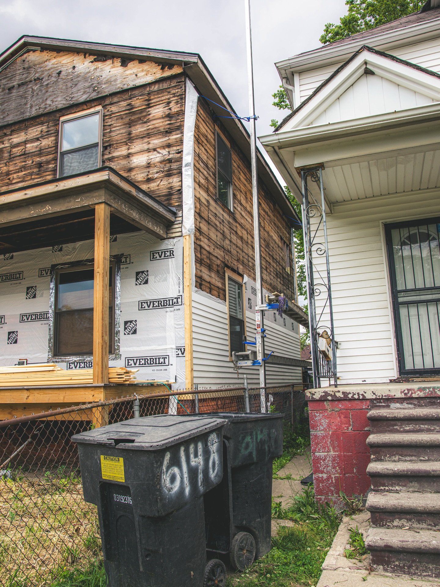 We love when siding goes up fast and the house transforms before our eyes! 
.
.
.
#house #siding #detroit #nwgoldbergcares #singlefamily #wood #housing #neighborhood
