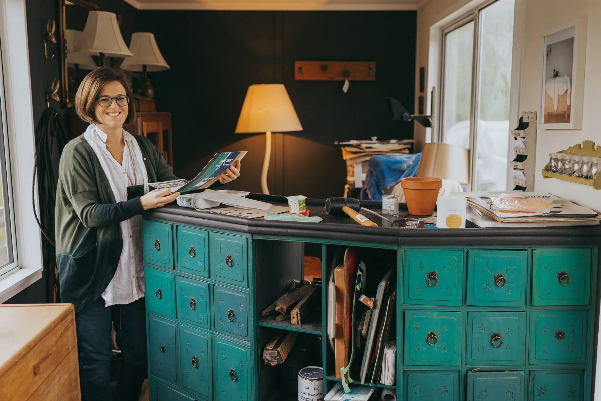 The creative engine of Jeanie’s home, her art studio. “It’s like my holiday home, because every time I go out there it makes me so happy,” she says. Although Jeanie’s creativity can cause some disarray, the teal apothecary drawers that she has painted in various hues of her favourite colour organizes tools, fittings, drawing equipment and assorted junk.