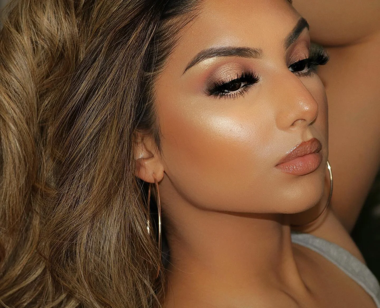 Soft halo🤍⁣
⁣
Products |⁣
@fenixcos lashes in Medusa⁣
@lauramercier radiance perfecting foundation in Latte⁣
@toofaced born this way concealer in Sand and @tartecosmetics shape tape in medium sand⁣
@lauramercier translucent setting powder⁣
@milanico