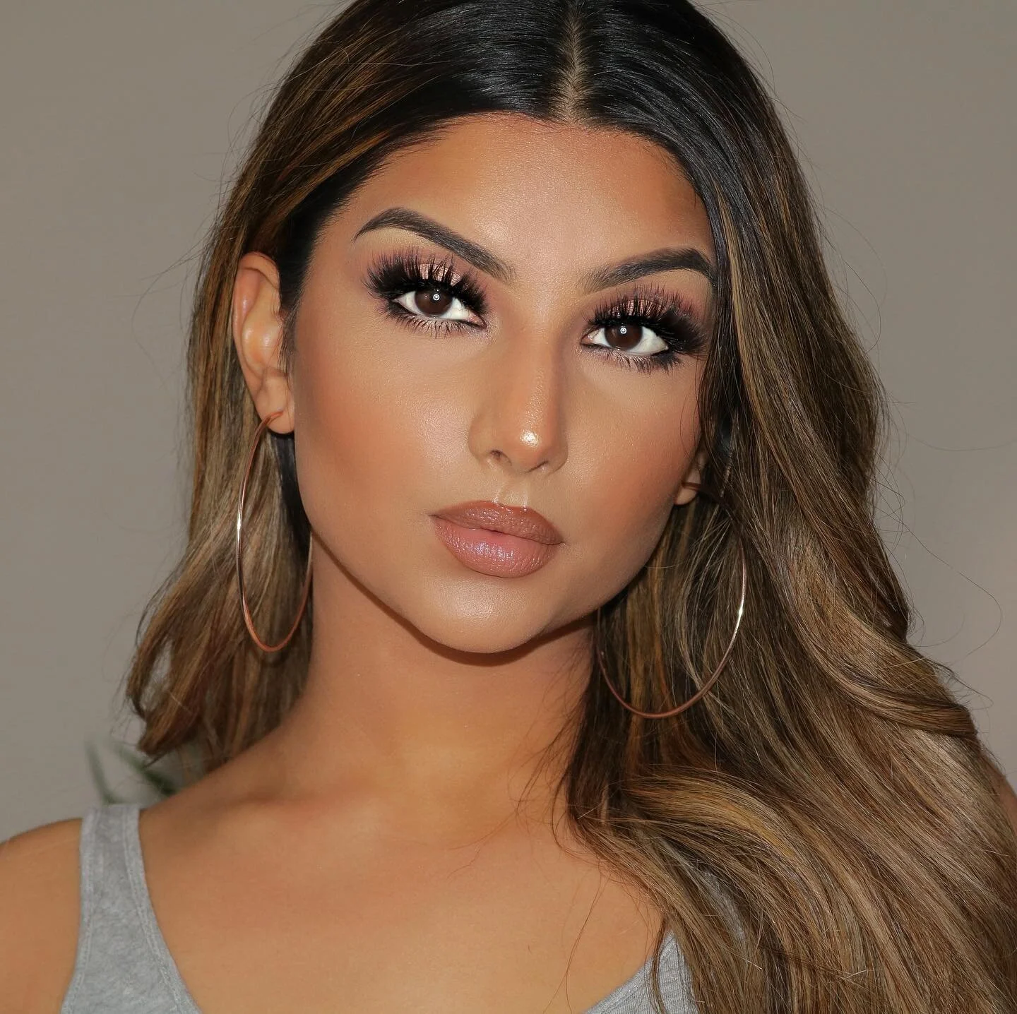 Products |⁣
@fenixcos lashes in Medusa⁣
@lauramercier radiance perfecting foundation in Latte⁣
@toofaced born this way concealer in Sand and @tartecosmetics shape tape in medium sand⁣
@lauramercier translucent setting powder⁣
@milanicosmetics blush i