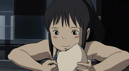 ชอบซีนกินข้าวของ Ghibli อันนี้เป็นซีนจาก Spirited Away หรือว่าจริงๆนึกไปถึงหนังญี่ปุ่น จริงๆชอบทั้งฉากที่กินอยู่คนเดียว มันก็ได้เห็นตัวละครได้ครุ่นคิดกับตัวเอง แล้วก็ชอบตอนที่นั่งทานกับคนอื่นด้วย มันได้มีช่วงเวลาเงียบๆดีมั้งใช่ ชอบ reflective moments นี่เอง ตอนที่ตัวละครได้ใช้ความคิด อยู่กับอารมณ์ความรู้สึกน่ะ แล้วมันก็ทำให้หิวดีด้วย สังเกตอีกอย่าง ซีนนี้ก็เห็นแสงเงาชัดเจนอีกแล้ว อันนี้เป็นตอนที่จิฮิโระมองไปยังแสงจันทร์ถ้าจำไม่ผิด