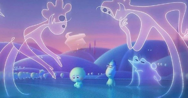 อันนี้จากเรื่อง Soul จำได้ว่าชอบมาก คือชอบทั้งดีไซน์ตัวละครแล้วก็สถานที่ สำหรับตัวละคร ชอบที่มันดูเป็นอะไรที่ไม่เคยเห็นมาก่อน คือผิวตัววิญญาณที่ยังไม่ไปเกิดดูใกล้ๆจะเป็นเหมือนฝุ่นๆ (จริงๆคล้ายๆในเรื่อง Inside Out ด้วยมั้งนะ) แล้วก็ชอบพวกตัวเจ้าหน้าที่ เหมือนเป็นกระแสไฟฟ้าหรืออะไรสักอย่าง ดู abstract ดี อาจจะเป็นเรื่องสีของสถานที่ด้วย ที่ดูพาสเทลน่ามอง ดูแล้วรื่นรมย์ แล้วก็เปิดจินตนาการดี ตัดกับฉากที่กลับมาที่โลกความเป็นจริง