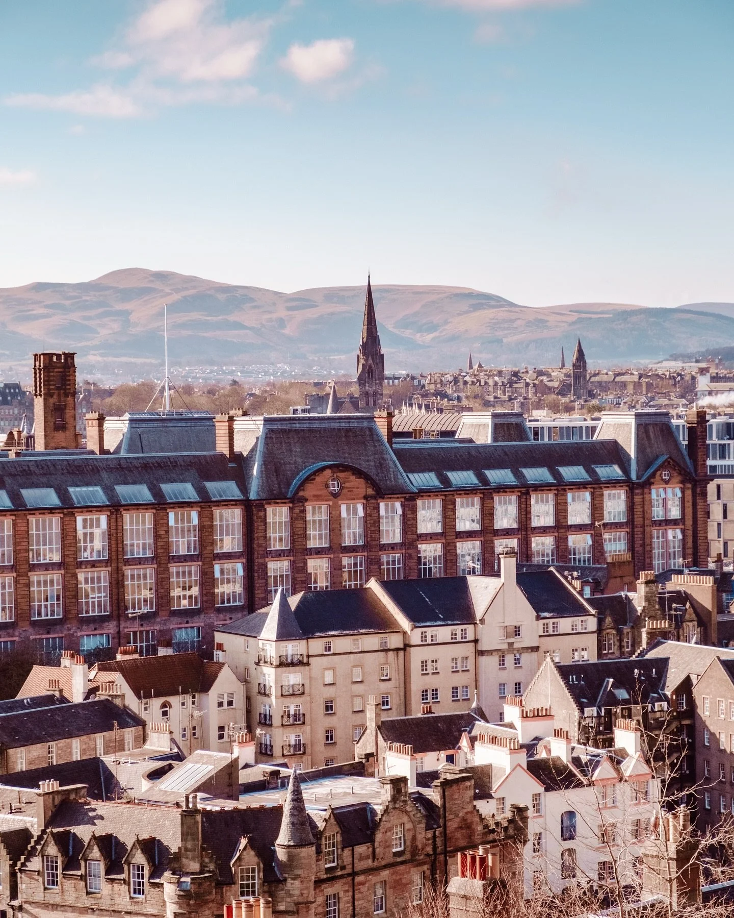 Ahh, Edinburgh. I have to admit, I had very little expectations before coming. But boy, it was incredibly easy to fall in love with this beautiful &amp; historical city (and veryyy easy to burn calories, I got my cardio workout covered 😆). It also l