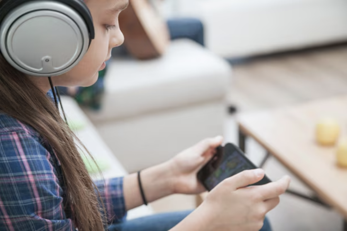 How do Online Games use Music to create an Atmosphere?