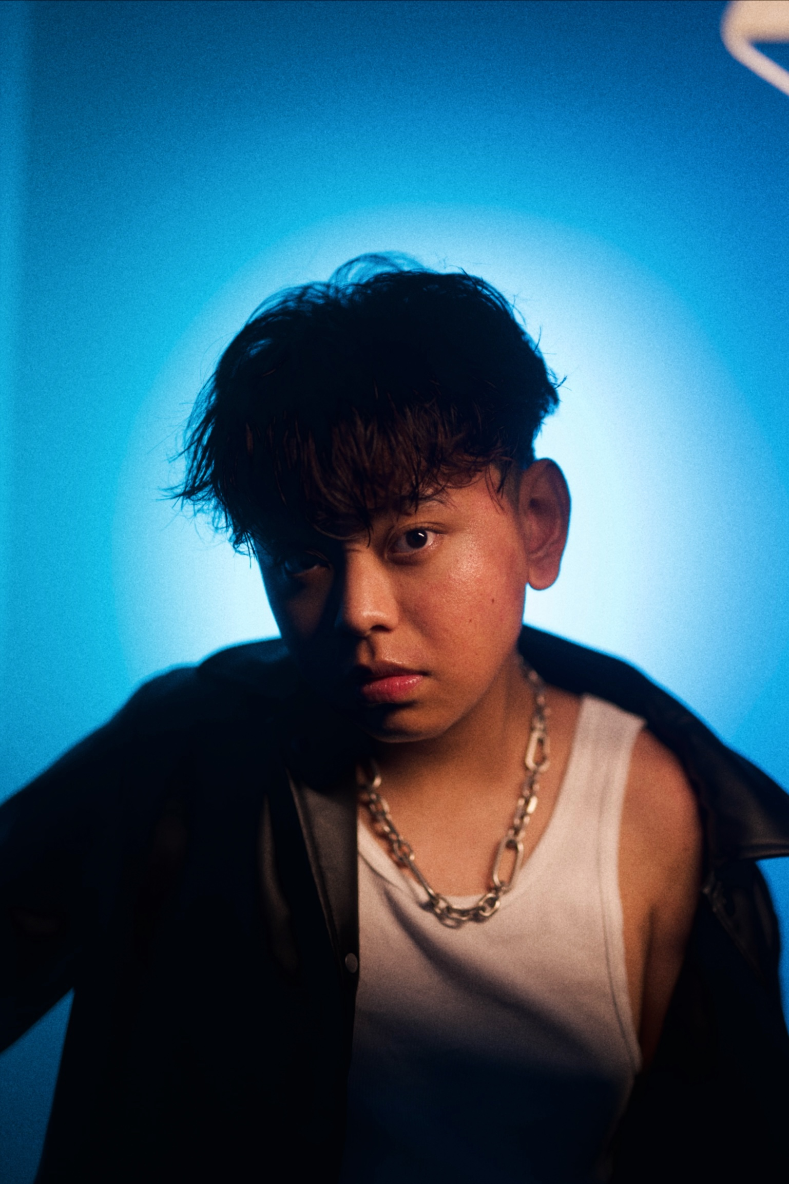 Jadon Bloom finds beauty in the blur with dreamy single, “Barlight”