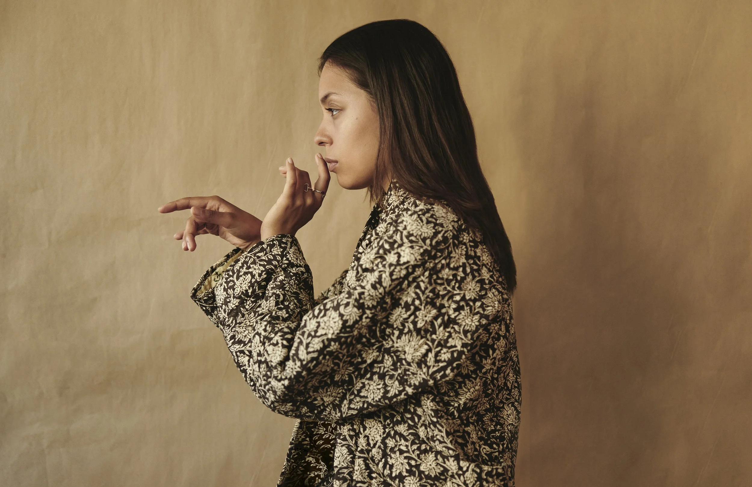 Enia Sa’s “Barefoot” is a meditative Debut that walks softly but speaks volumes