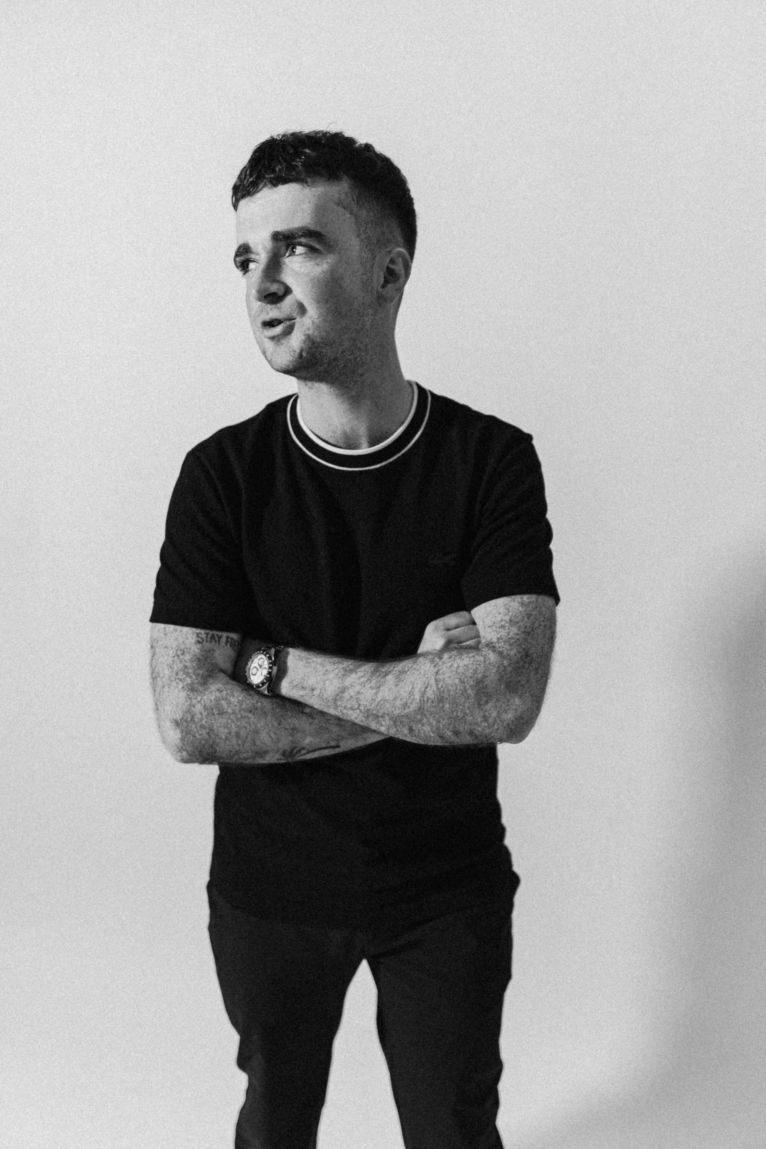 Robin Brown’s “Alone In Sydney” turns distance into daylight