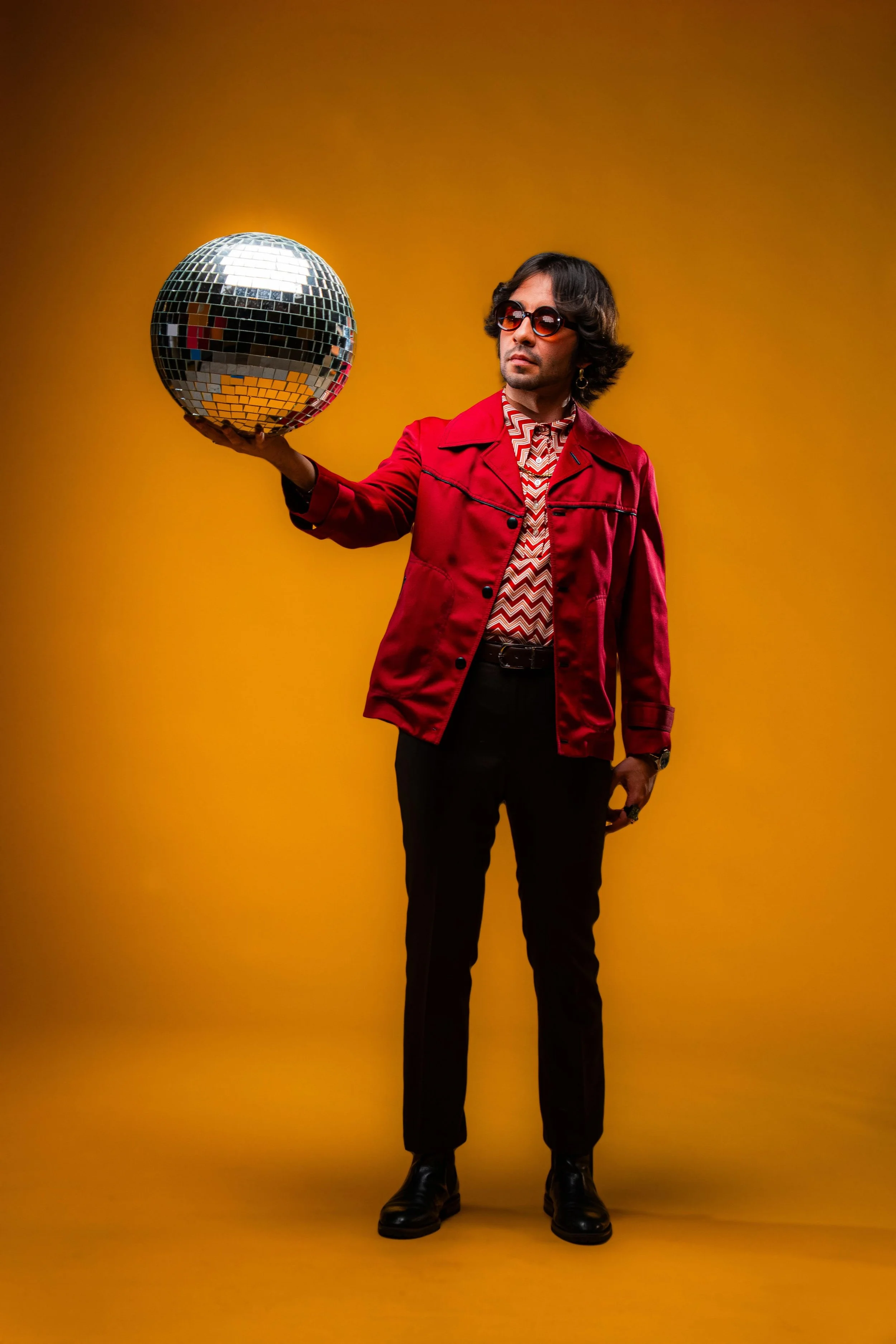 La Vida Galante shares a dancefloor anthem with "Otro Amor En La Disco"